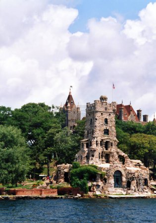 Téléchargez les photos : ALEXANDRIA BAY NEW YORK États-Unis - 06 28 2006 : Le château de Boldt est un point de repère majeur et une attraction touristique dans la région des Mille-Îles de l'État américain de New York - en image libre de droit