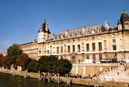 Foto de PARÍS FRANCIA 09 23 2003: La Conciergerie es un edificio en París, Francia anteriormente una prisión, pero actualmente se utiliza principalmente para los tribunales de justicia. Formaba parte del antiguo palacio real, el Palais de la Cite - Imagen libre de derechos