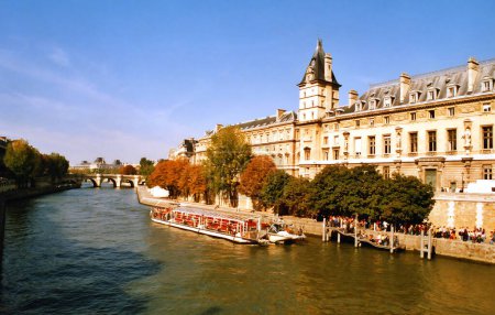 Téléchargez les photos : PARIS FRANCE 09 23 2003 : La Conciergerie est un bâtiment situé à Paris, en France, anciennement une prison, mais actuellement utilisé principalement pour les tribunaux. Il faisait partie de l'ancien palais royal, le Palais de la Cité - en image libre de droit