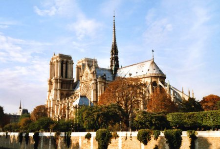 Téléchargez les photos : PARIS, FRANCE 10 12 2013 : Cathédrale gothique Notre-Dame de Paris. La capitale française connue sous le nom de Ville Lumière - en image libre de droit