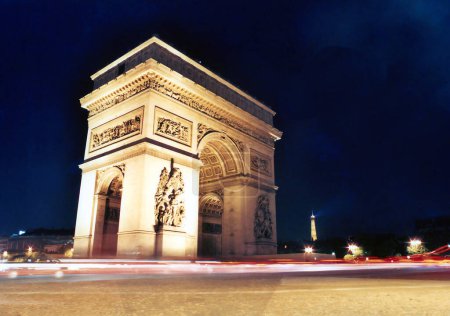 Foto de PARÍS, FRANCIA 10 12 2003: Triumphal Arch de l 'Etoile. El monumento fue diseñado por Jean Chalgrin en 1806 y Avenue des Champs-Elysees una de las avenidas más reconocidas del mundo. - Imagen libre de derechos