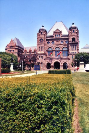 Foto de TORONTO ONTARIO CANADA 06 24 2006: Queen 's Park es un parque urbano en el centro de Toronto.El parque es el sitio del Edificio Legislativo de Ontario, que alberga la Asamblea Legislativa de Ontario - Imagen libre de derechos