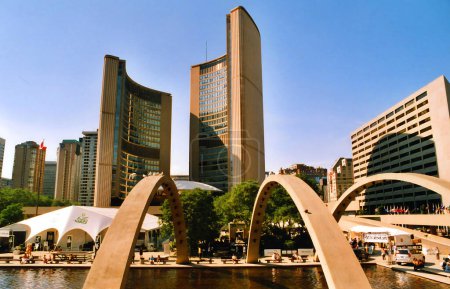 Téléchargez les photos : TORONTO ONTARIO CANADA 06 24 2006 : L'hôtel de ville de Toronto, ou nouvel hôtel de ville, est le siège de l'administration municipale de Toronto l'un des points de repère les plus distinctifs de la ville - en image libre de droit