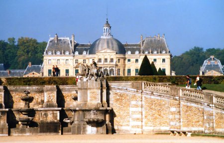 Foto de PRINCIPAL FRANCIA 10 10 2005: Chateau de Vaux-le-Vicomte es un chAteau barroco francés situado en Maincy, cerca de Melun, a 55 kilómetros (34 millas) al sureste de París, en la estación Seine-et-Marne. - Imagen libre de derechos