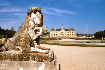 Foto de PRINCIPAL FRANCIA 10 10 2005: Chateau de Vaux-le-Vicomte es un chAteau barroco francés situado en Maincy, cerca de Melun, a 55 kilómetros (34 millas) al sureste de París, en la estación Seine-et-Marne. - Imagen libre de derechos