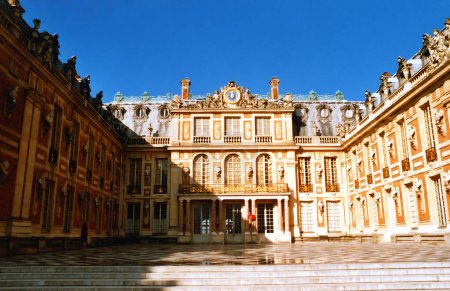 Téléchargez les photos : VERSAILLE FRANCE 10 12 2015 : Le château de Versaille est une ancienne résidence royale commandée par le roi Louis XIV située à Versailles, à environ 19 kilomètres à l'ouest de Paris, en France. - en image libre de droit