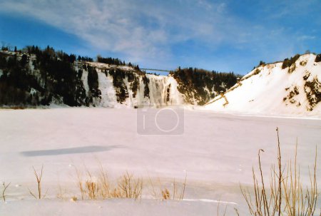 Téléchargez les photos : In winter the Montmorency Falls (French: Chute Montmorency) is a large waterfall on the Montmorency River in Quebec, Canada. Cold weather conditions make this area popular with climbers and hikers - en image libre de droit