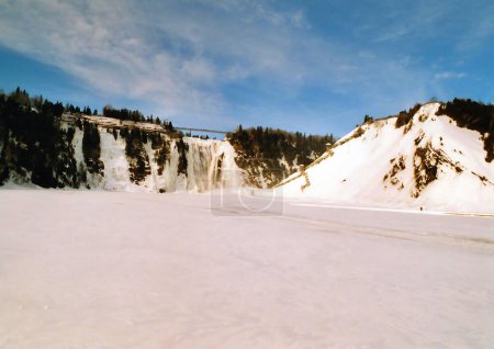 Im Winter ist der Montmorency-Wasserfall (französisch: Chute Montmorency) ein großer Wasserfall am Montmorency-Fluss in Quebec, Kanada. Kalte Witterungsbedingungen machen dieses Gebiet bei Bergsteigern und Wanderern beliebt