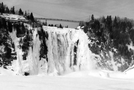 Téléchargez les photos : En hiver, les chutes Montmorency (en français : Chute Montmorency) sont une grande cascade sur la rivière Montmorency au Québec, au Canada. Le froid rend cette région populaire auprès des grimpeurs et des randonneurs - en image libre de droit