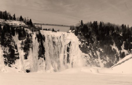 Téléchargez les photos : In winter the Montmorency Falls (French: Chute Montmorency) is a large waterfall on the Montmorency River in Quebec, Canada. Cold weather conditions make this area popular with climbers and hikers - en image libre de droit