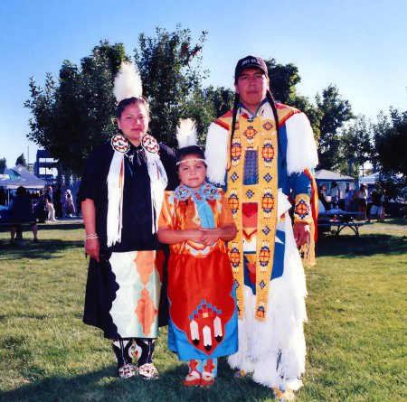 Foto de MONTREAL QUEBEC CANADA 08 12 2003: Los indios nativos de Mohawk disfrazados de forma tradicional son la tribu más oriental de la Confederación Iroquesa.. - Imagen libre de derechos