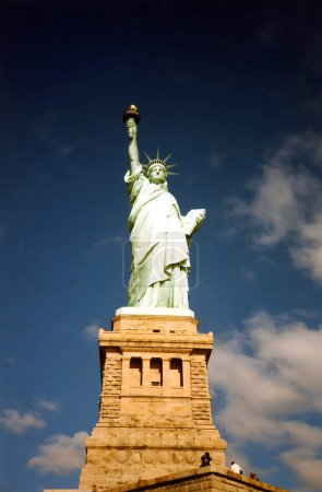 Foto de NUEVA YORK USA 27 DE OCTUBRE: Estatua de la Libertad, Nueva York, 27 de octubre de 2003. La estatua de la Libertad fue un regalo de la gente de Francia a los Estados Unidos en 1886. - Imagen libre de derechos