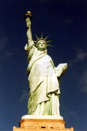 Téléchargez les photos : NEW YORK USA 27 OCTOBRE : Statue de la Liberté, à New York, NY, le 27 octobre 2003. La statue de la Liberté était un cadeau du peuple français aux États-Unis en 1886. - en image libre de droit