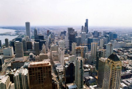 Téléchargez les photos : CHICAGO ILLINOIS ÉTATS-UNIS 06 23 2003 ; The Loop, l'une des 77 zones communautaires désignées de Chicago, est le quartier central des affaires de la ville et la section principale du centre-ville de Chicago. - en image libre de droit