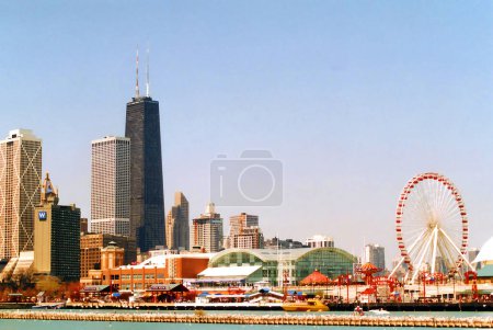 Foto de CHICAGO ILLINOIS ESTADOS UNIDOS 06 23 2003; The Loop, una de las 77 áreas comunitarias designadas de Chicago, es el distrito central de negocios de la ciudad y es la sección principal del centro de Chicago. - Imagen libre de derechos