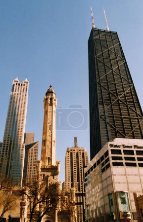 Téléchargez les photos : CHICAGO ILLINOIS États-Unis 06 23 2003 ; John Hancock Center est un gratte-ciel de 100 étages situé à Chicago, Illinois. Situé dans le quartier Magnificent Mile, le bâtiment - en image libre de droit
