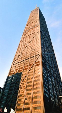 Téléchargez les photos : CHICAGO ILLINOIS États-Unis 06 23 2003 ; John Hancock Center est un gratte-ciel de 100 étages situé à Chicago, Illinois. Situé dans le quartier Magnificent Mile, le bâtiment - en image libre de droit