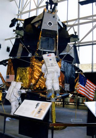 Foto de WASHINGTON DC USA 18 081998: La exposición Destino Luna Artefactos Apolo Neil Armstrong y Buzz Aldrin - Imagen libre de derechos
