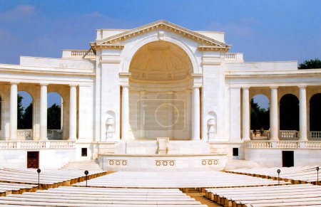 Téléchargez les photos : WASHINGTON DC ÉTATS-UNIS D'AMÉRIQUE 08 22 1998 : Dédié le 15 mai 1920, l'amphithéâtre commémoratif du cimetière national d'Arlington est un superbe élément visuel du cimetière. - en image libre de droit