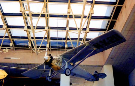 Foto de WASHINGTON DC USA 18 081998: Spirit of st louis, la primera exhibición exitosa de aviones transatlánticos en el Museo Nacional del Aire y el Espacio en Washington - Imagen libre de derechos