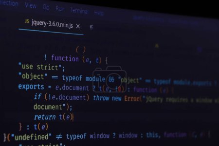 Programador codificando python, java script, código html en la pantalla del portátil en casa. Trabajo desde casa. Ilustración del proceso de trabajo para empresas.