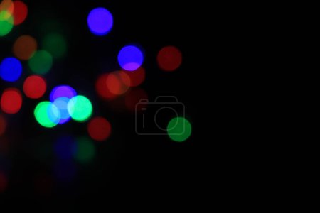Téléchargez les photos : Lumières floues sur fond noir - en image libre de droit