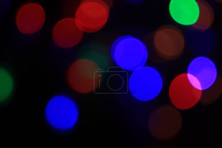 Téléchargez les photos : Abstrait flou de bleu et argent scintillant ampoules lumineuses fond : flou de Noël fond d'écran décorations concept.xmas vacances festival toile de fond : scintillement cercle allumé célébrations affichage - en image libre de droit