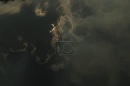 Téléchargez les photos : Rayons de lumière brille à travers les nuages sombres pour le fond - en image libre de droit