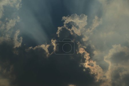 Téléchargez les photos : Rayons de lumière brille à travers les nuages sombres pour le fond - en image libre de droit