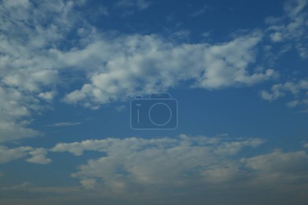Foto de Cielo azul con nube. Día libre y buen tiempo por la mañana. - Imagen libre de derechos