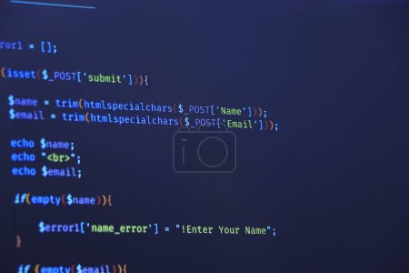 Foto de Programador codificando python, java script, código html en la pantalla del portátil en casa. Trabajo desde casa. - Imagen libre de derechos