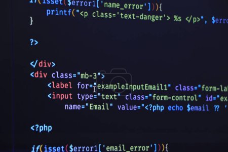 Der Softwareentwickler macht PHP-Codierung. Abstrakter Codehintergrund. Selektiver Fokuscode auf dem Computerbildschirm