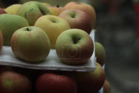 Téléchargez les photos : Heap of red delicious apples under the sunlight, Top view, background and texture. - en image libre de droit