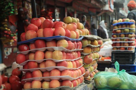 Foto de Apple in traditional market of Bangladesh - Imagen libre de derechos