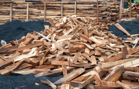 Foto de Montón de troncos de madera o trozos de madera para reciclar en la fábrica de muebles o quemar para ser abstracto de textura de fondo de carbón. - Imagen libre de derechos