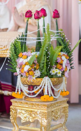 Fiançailles thaïlandaises plateau traditionnel de cadeaux, Compter l'argent de fiançailles de mariage dot, mariage traditionnel thaïlandais. 