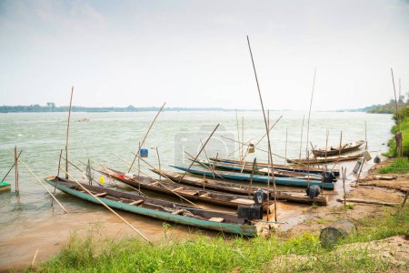 Foto de Barco de pescadores en el abrigo del río Mae Khong en Tailandia, El camino de la vida a lo largo de la aldea de pescadores. - Imagen libre de derechos