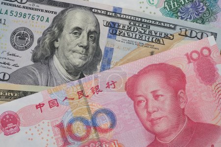 Téléchargez les photos : Fermez les billets en yuans et en dollars. Le concept de la guerre commerciale entre la Chine et les États-Unis - en image libre de droit