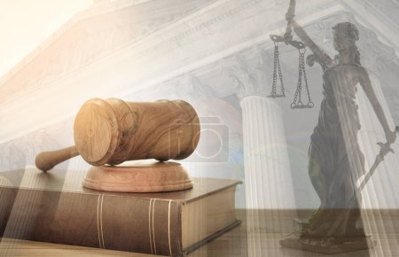 Téléchargez les photos : Juge Gavel sur les livres de droit avec statue de justice et fond du gouvernement de la cour. concept de justice, juridique. - en image libre de droit