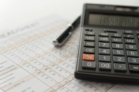 Foto de Contabilidad contable concepto. calculadora sobre estado financiero y balance anual. - Imagen libre de derechos