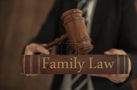 Téléchargez les photos : Avocat détenant des livres de droit de la famille avec un marteau de juges dans la salle d'audience. concept d'étude juridique. - en image libre de droit