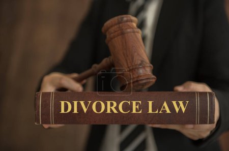 Anwalt mit Scheidungsrechtsbüchern und Richtergabel im Gerichtssaal. Rechtsgutachten.