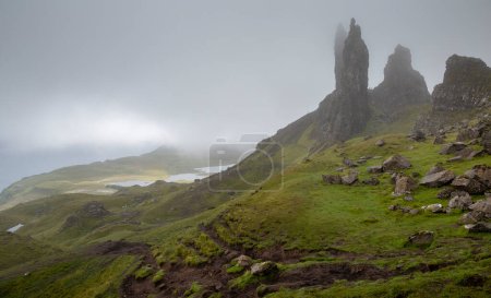 Téléchargez les photos : Le vieil homme de Storr sur la montagne Storr, île du ciel dans les Highlands écossais - en image libre de droit