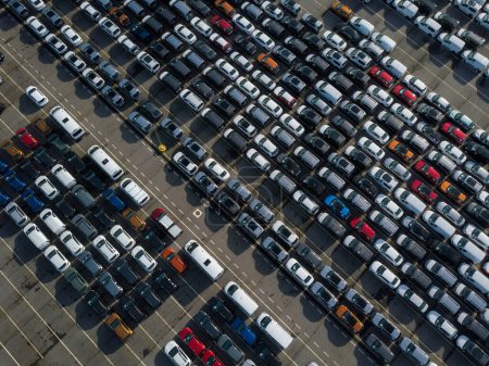Téléchargez les photos : Nouvelles voitures stationnées dans un parking dans le port de Vigo pour être chargées et expédiées partout dans le monde. Voitures de l'usine PSA à Vigo - en image libre de droit