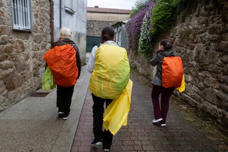 Foto de Tres peregrinos recorren el Camino Portugués de Santiago en un día lluvioso. Pasan por Pontecesures - Imagen libre de derechos