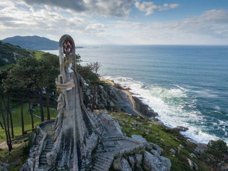 Vue sur Baiona et la Vierge de Roca. Rias Baixas