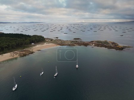Becken-Polygon zum Muschelanbau in A Illa de Arousa, Rias Baixas, Galicien. Strand von Secada