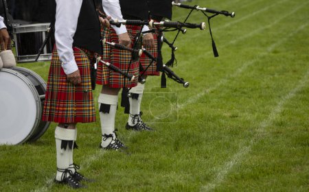 Una banda de pipa escocesa espera en el terreno de juego en los Juegos Escoceses de Highland en Crieff