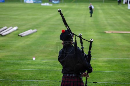 Foto de Un gaitero escocés toca sus gaitas en el campo de juego de los Juegos Escoceses de las Tierras Altas en la ciudad de Crieff en Escocia - Imagen libre de derechos