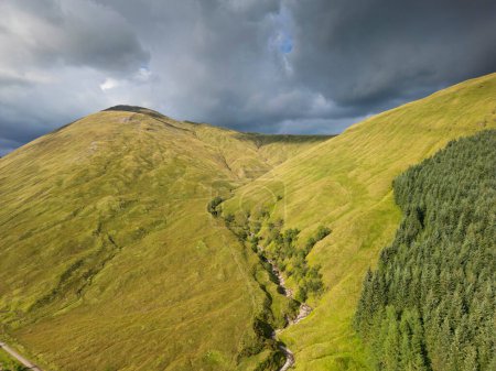 Luftaufnahme der Berge mit grünem Gras und Wald bei Auch, Bridge of Orchy, Scottish Highlands